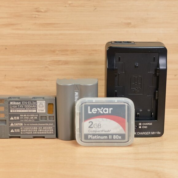 Nikon D300 dslr Camera 12.3MP with Nikkor AF-S DX VR 18-200mm Lens - Picture 12 of 12